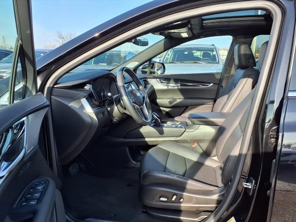 Thumbnail: 2023 Cadillac XT5 - 16