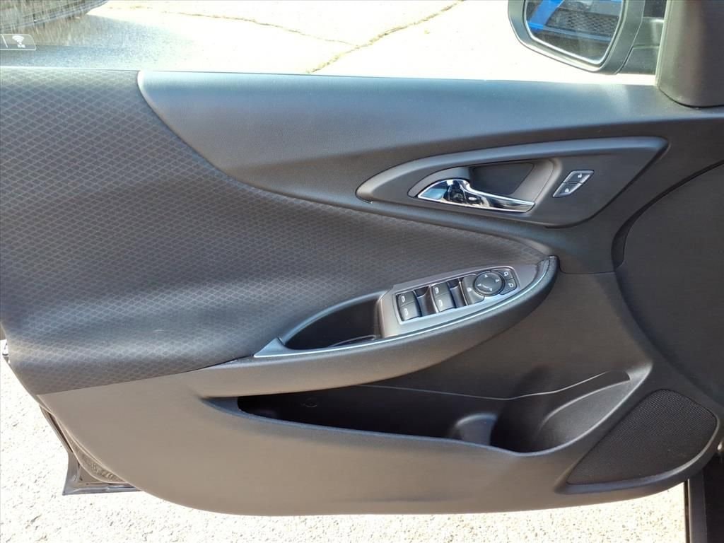 Thumbnail: 2017 Chevrolet Malibu - 12