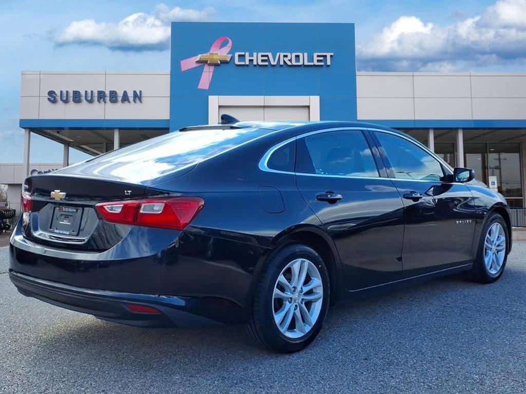 Thumbnail: 2017 Chevrolet Malibu - 4