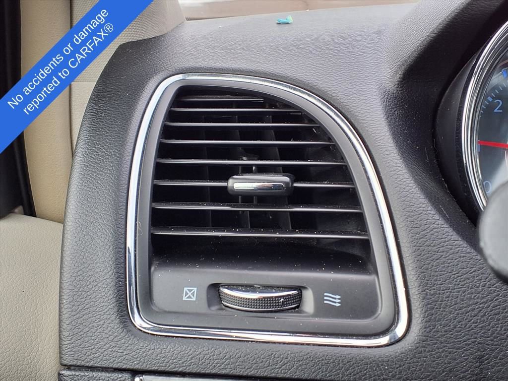 Thumbnail: 2016 Chrysler Town & Country - 31