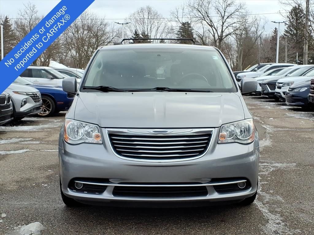 Thumbnail: 2016 Chrysler Town & Country - 2
