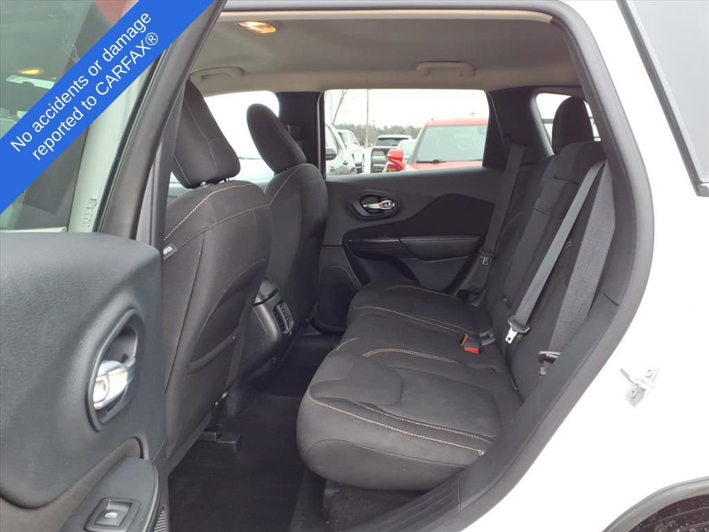 Thumbnail: 2016 Jeep Cherokee - 11