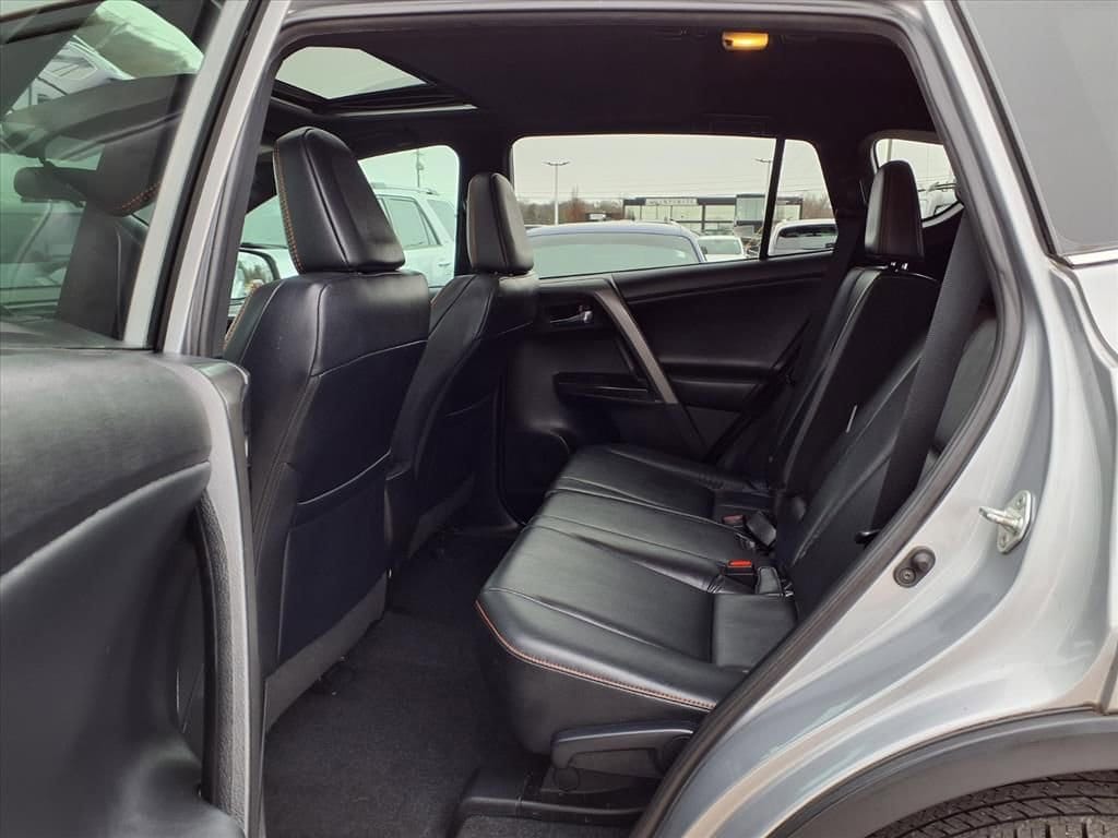 Thumbnail: 2016 Toyota RAV4 - 11