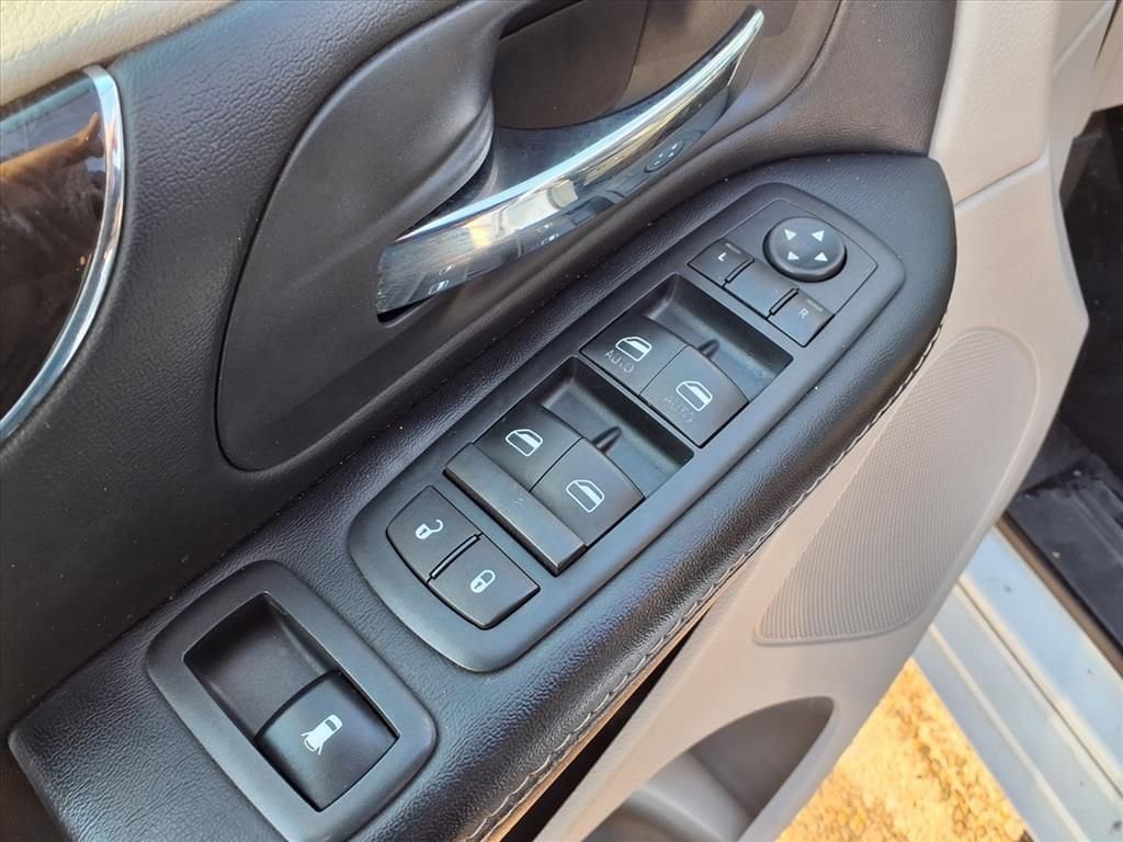 Thumbnail: 2016 Chrysler Town & Country - 13