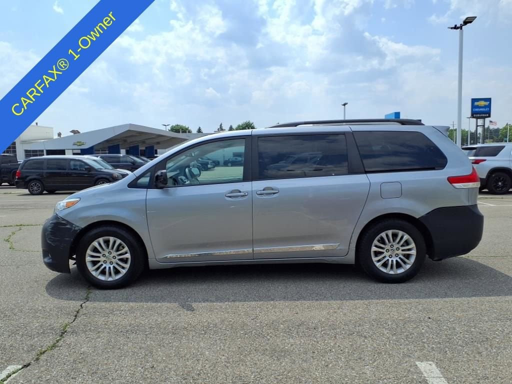 2011 Toyota Sienna XLE 9