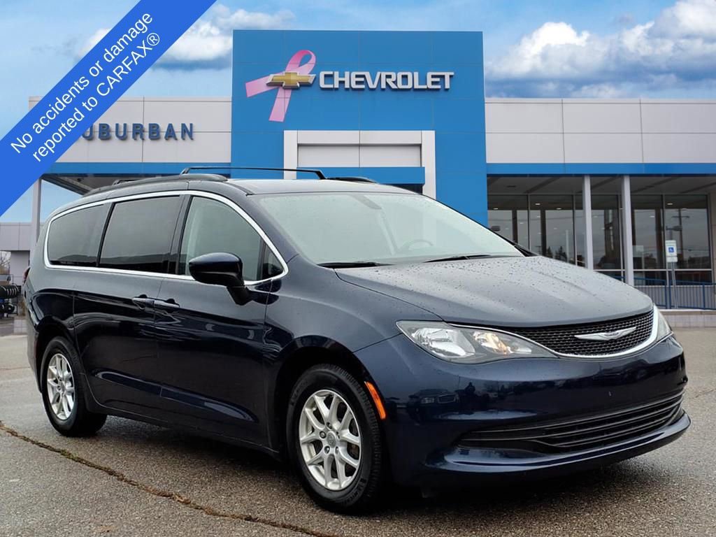 2017 Chrysler Pacifica Touring photo 3