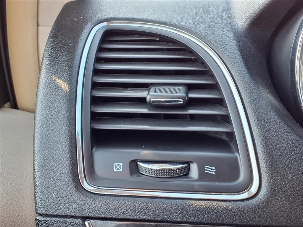 Thumbnail: 2016 Chrysler Town & Country - 28