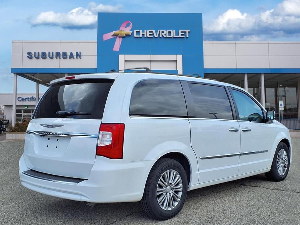 Thumbnail: 2016 Chrysler Town & Country - 5