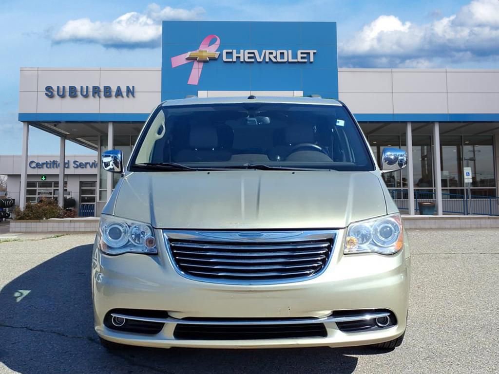 2011 Chrysler Town & Country Limited photo 2