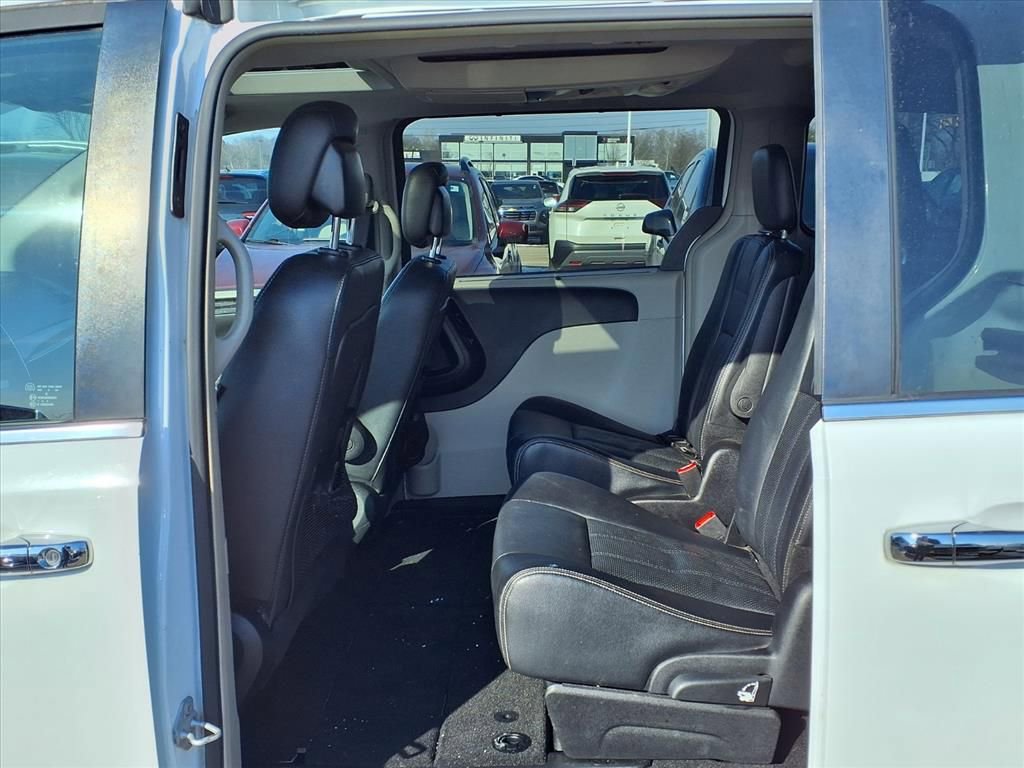 Thumbnail: 2016 Chrysler Town & Country - 9