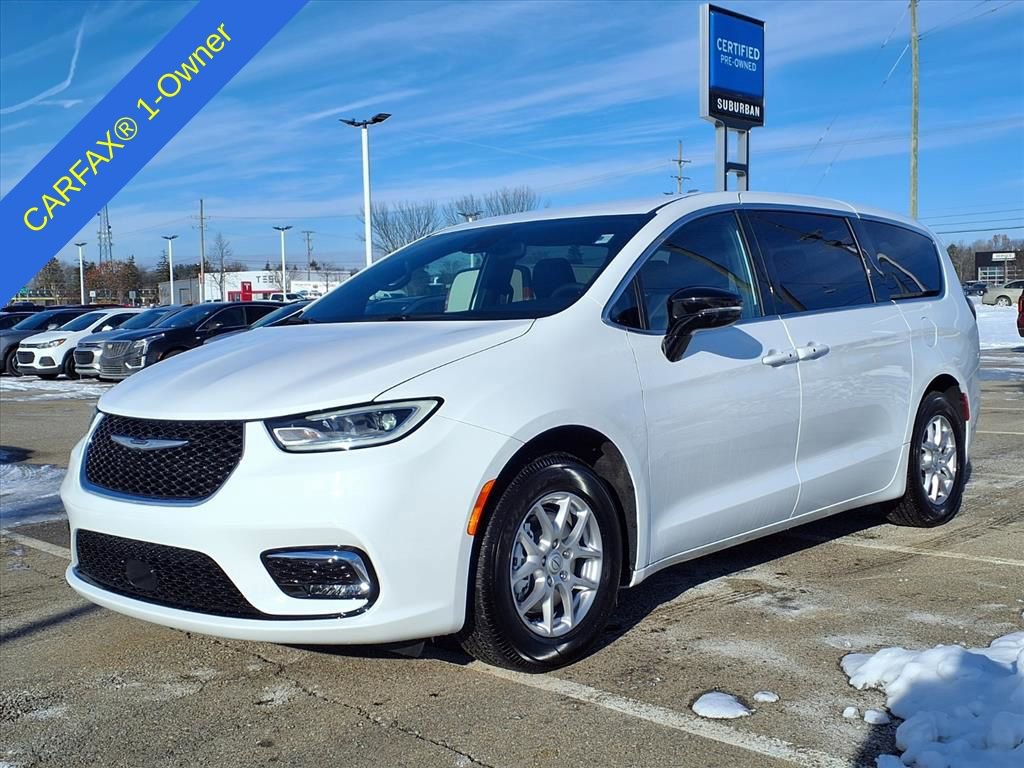 2026 Chrysler Pacifica Select's photo
