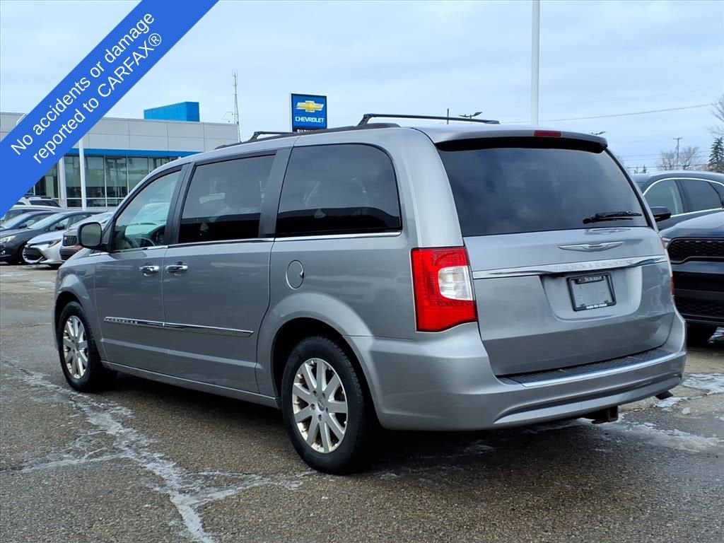 Thumbnail: 2016 Chrysler Town & Country - 7