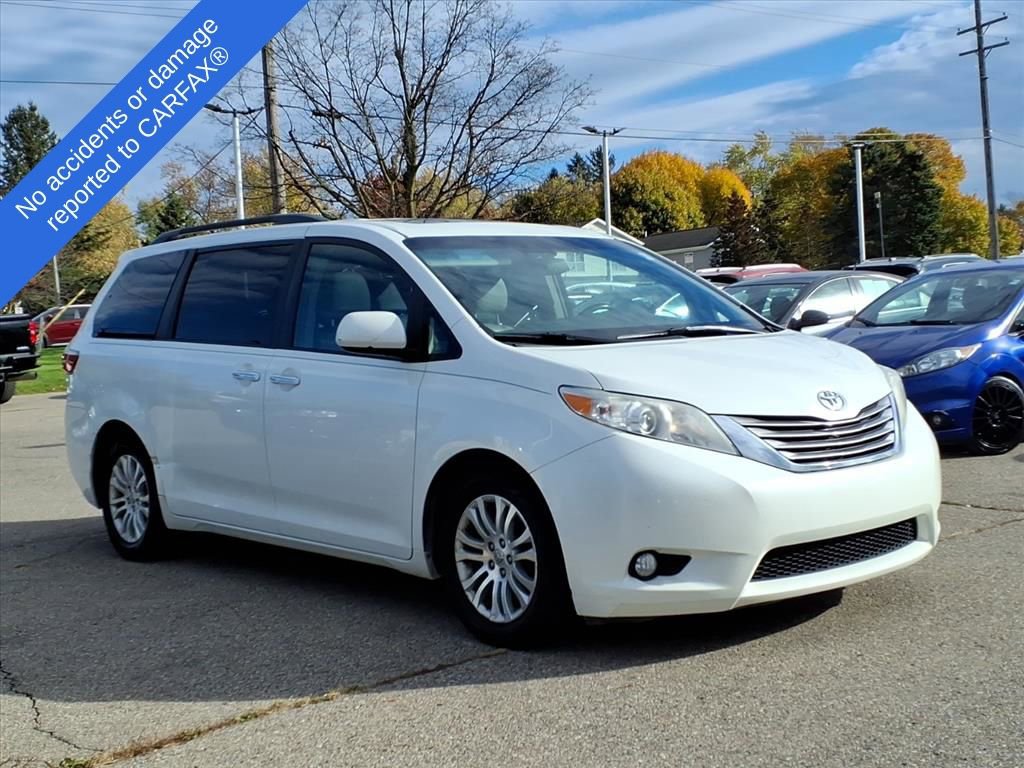 2016 Toyota Sienna XLE photo 3