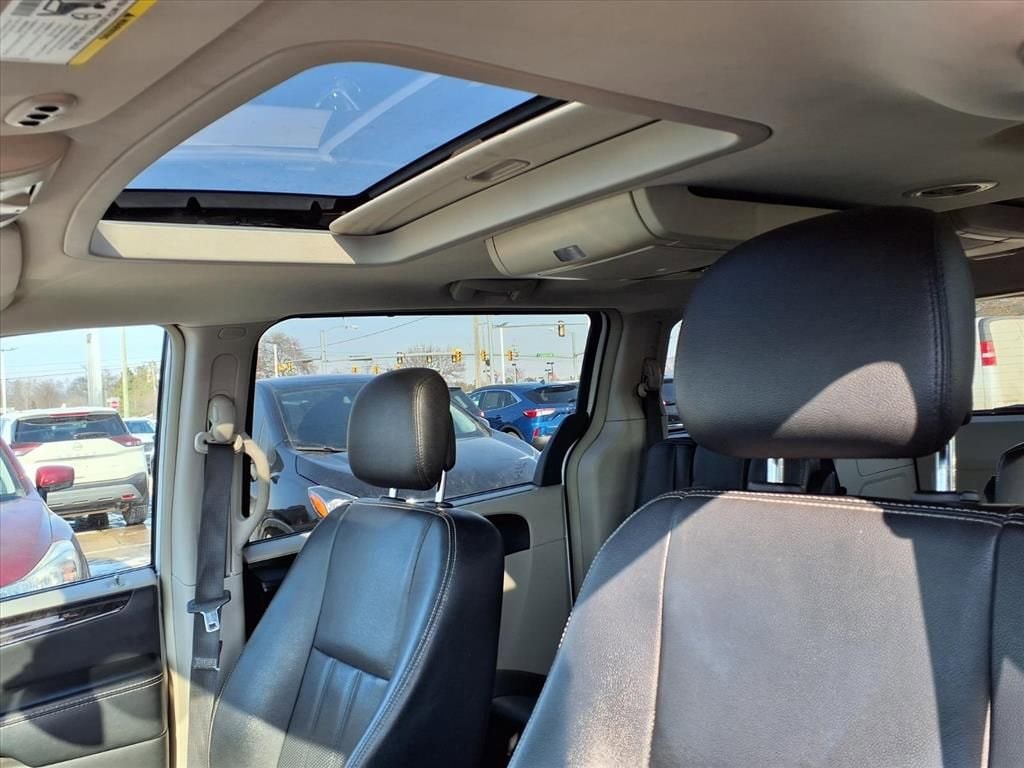 Thumbnail: 2016 Chrysler Town & Country - 17