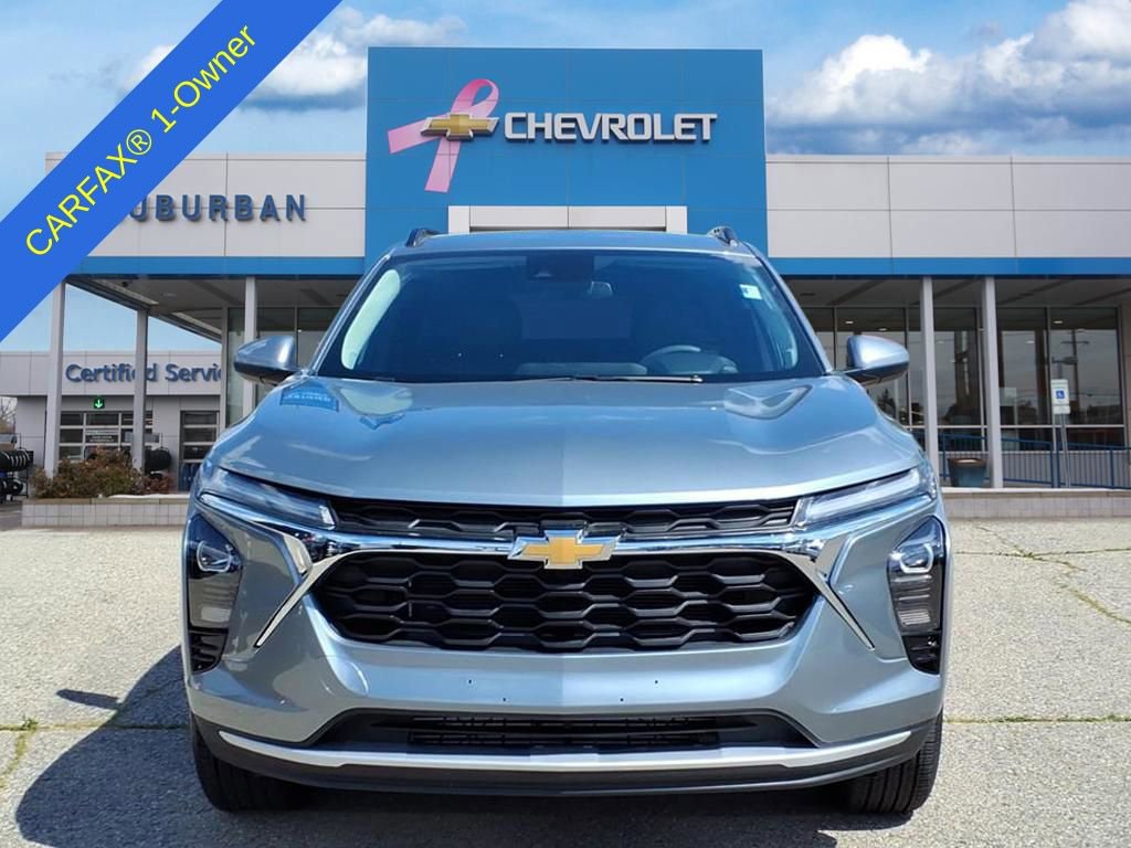 2025 Chevrolet Trax LT photo 2