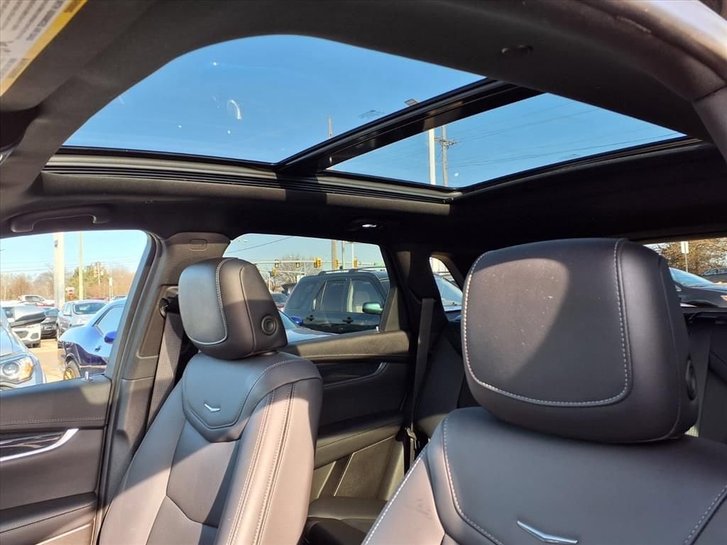 Thumbnail: 2023 Cadillac XT5 - 17