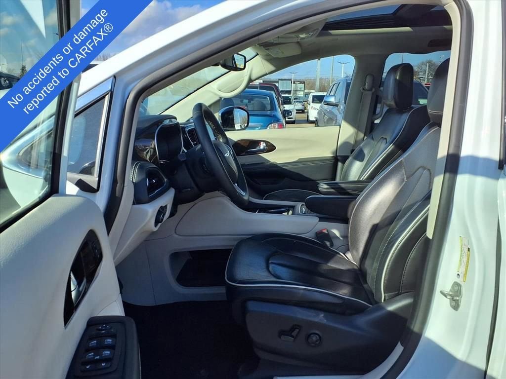 Thumbnail: 2023 Chrysler Pacifica - 18