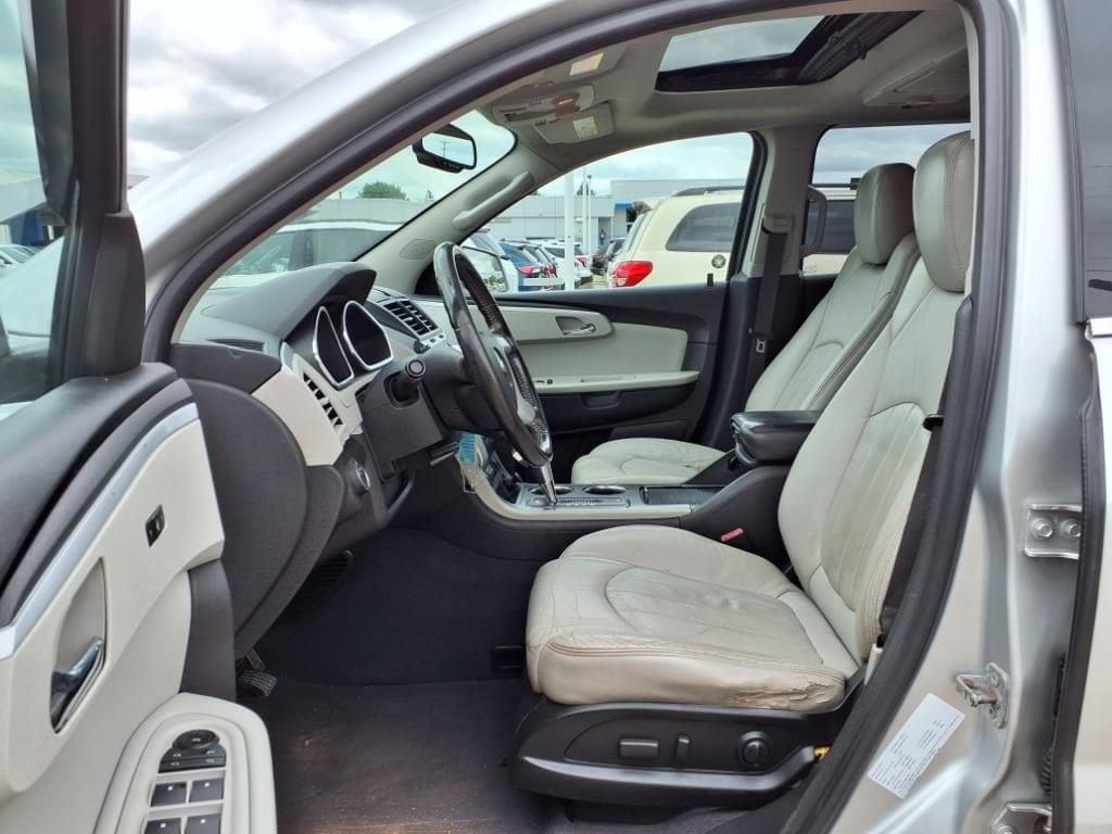 Thumbnail: 2010 Chevrolet Traverse - 16
