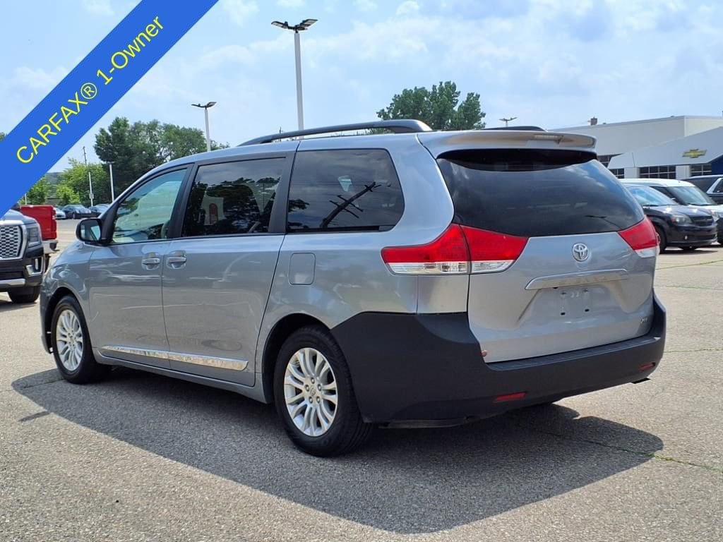 2011 Toyota Sienna XLE 8