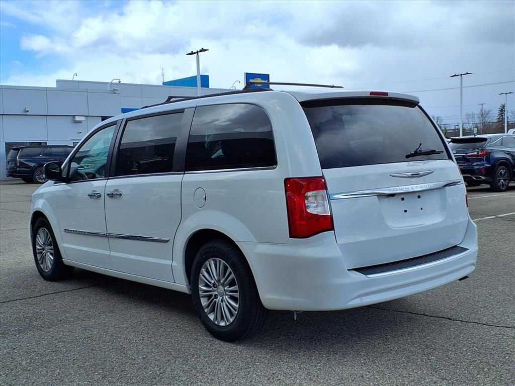 Thumbnail: 2016 Chrysler Town & Country - 7