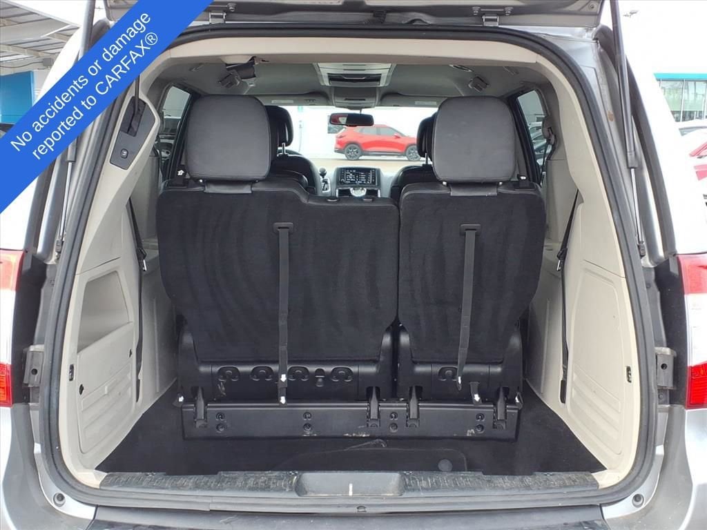 Thumbnail: 2016 Chrysler Town & Country - 10