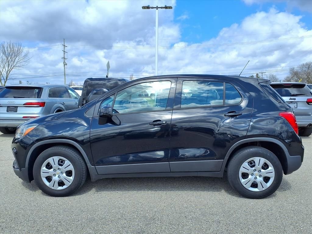 Thumbnail: 2017 Chevrolet Trax - 8