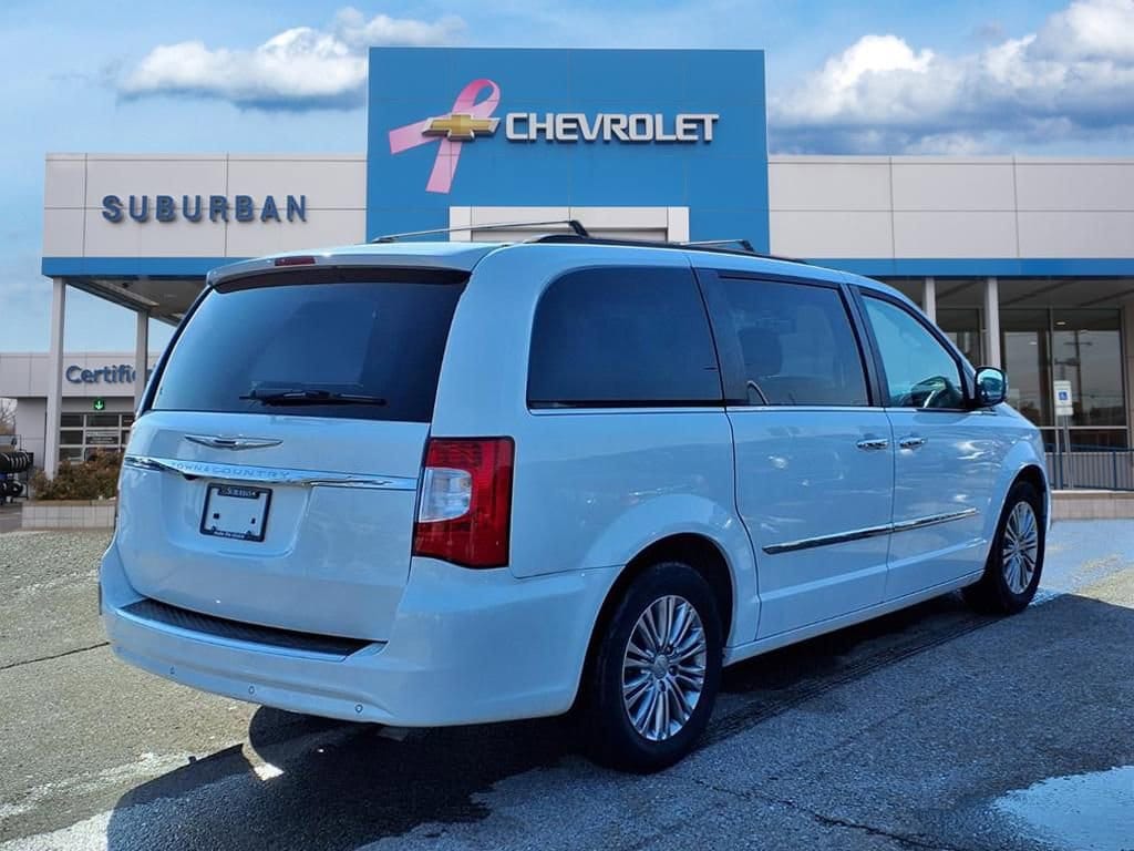 Thumbnail: 2016 Chrysler Town & Country - 4