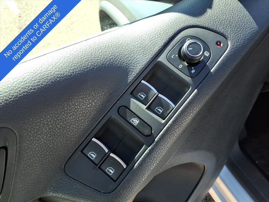 Thumbnail: 2016 Volkswagen Tiguan - 18