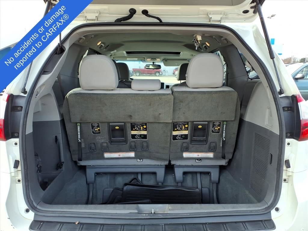 Thumbnail: 2016 Toyota Sienna - 10