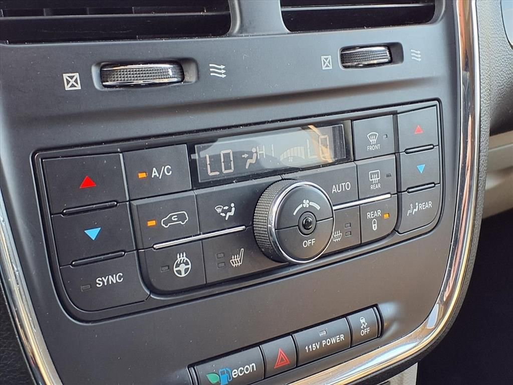 Thumbnail: 2016 Chrysler Town & Country - 23