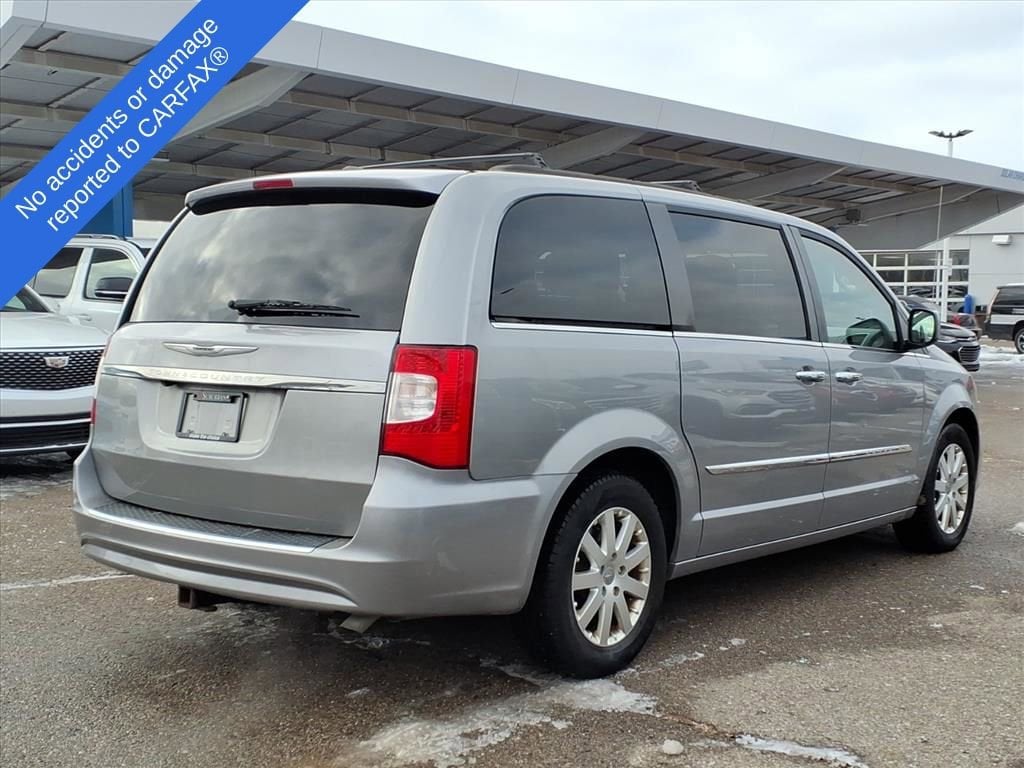 Thumbnail: 2016 Chrysler Town & Country - 4