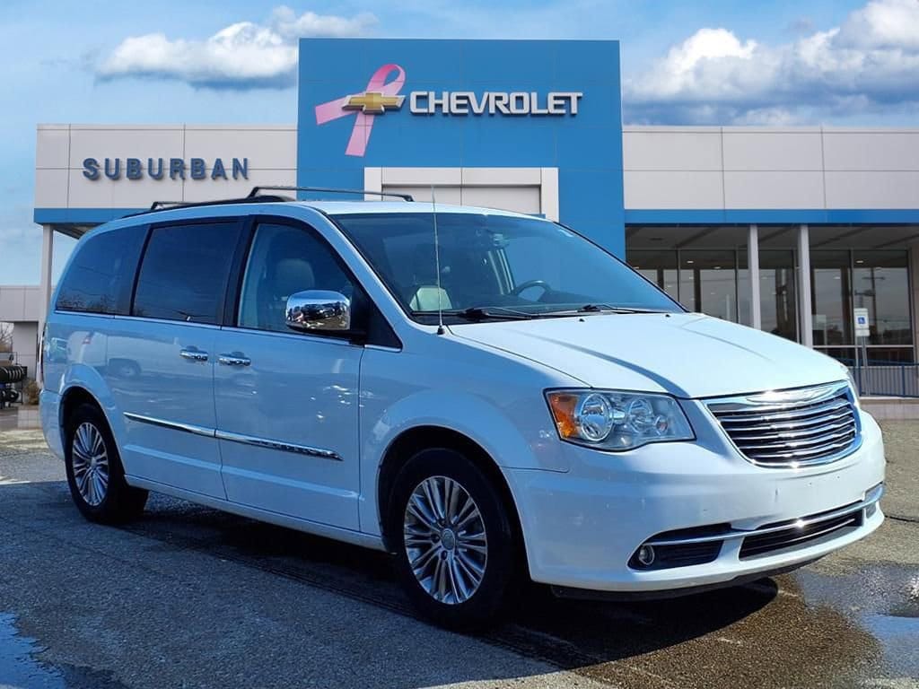 Thumbnail: 2016 Chrysler Town & Country - 3
