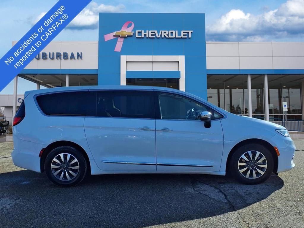 Thumbnail: 2023 Chrysler Pacifica - 4