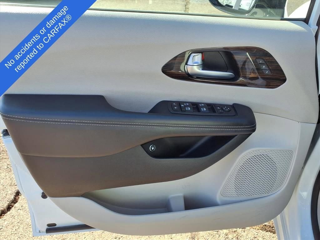 Thumbnail: 2023 Chrysler Pacifica - 15