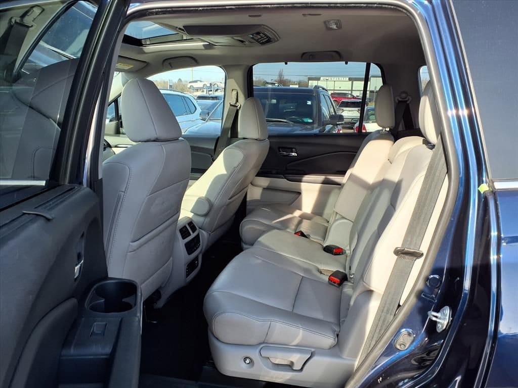 Thumbnail: 2017 Honda Pilot - 10