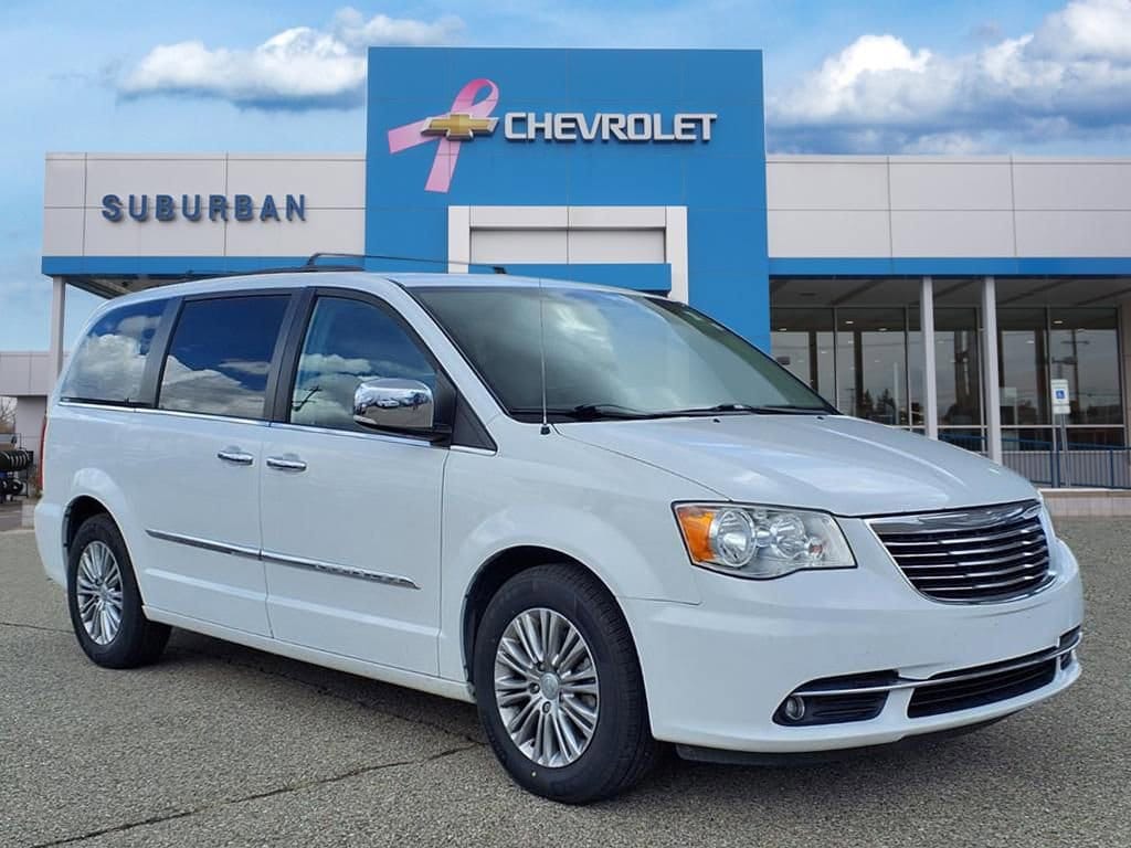 Thumbnail: 2016 Chrysler Town & Country - 3