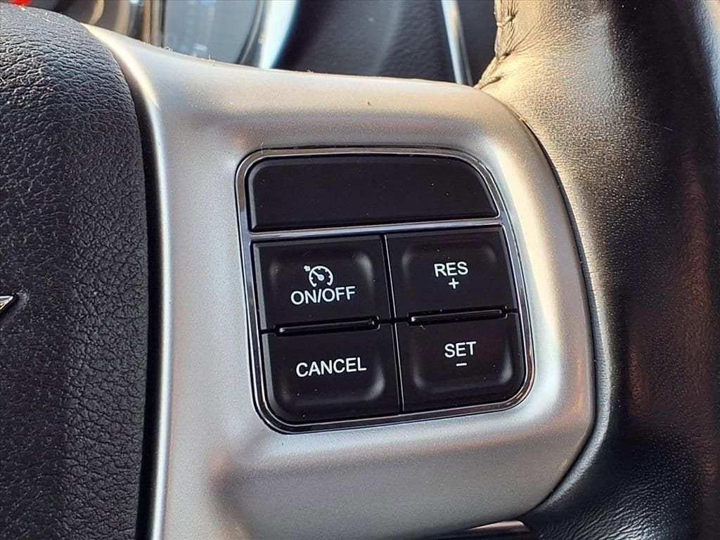 Thumbnail: 2016 Chrysler Town & Country - 26