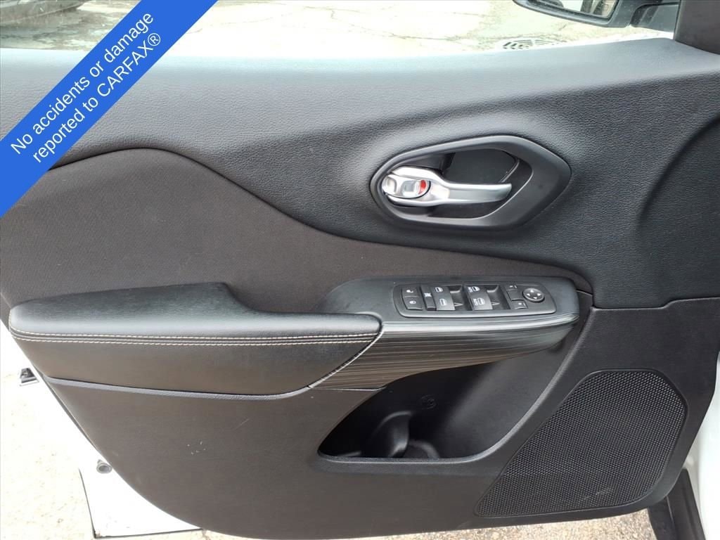 Thumbnail: 2016 Jeep Cherokee - 14