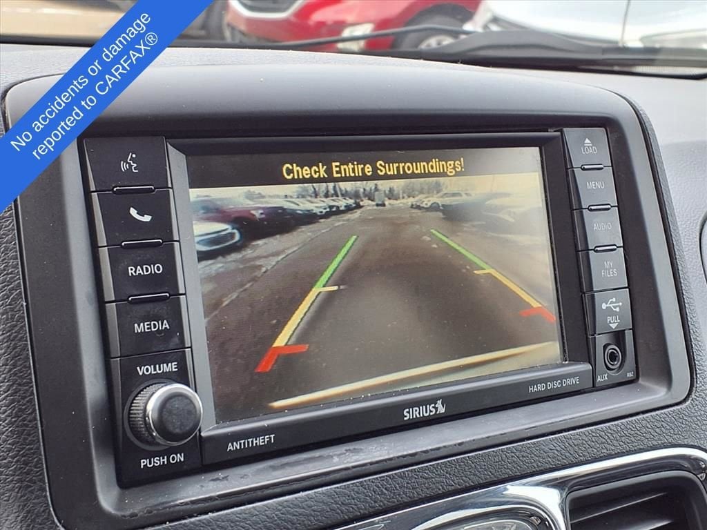 Thumbnail: 2016 Chrysler Town & Country - 23