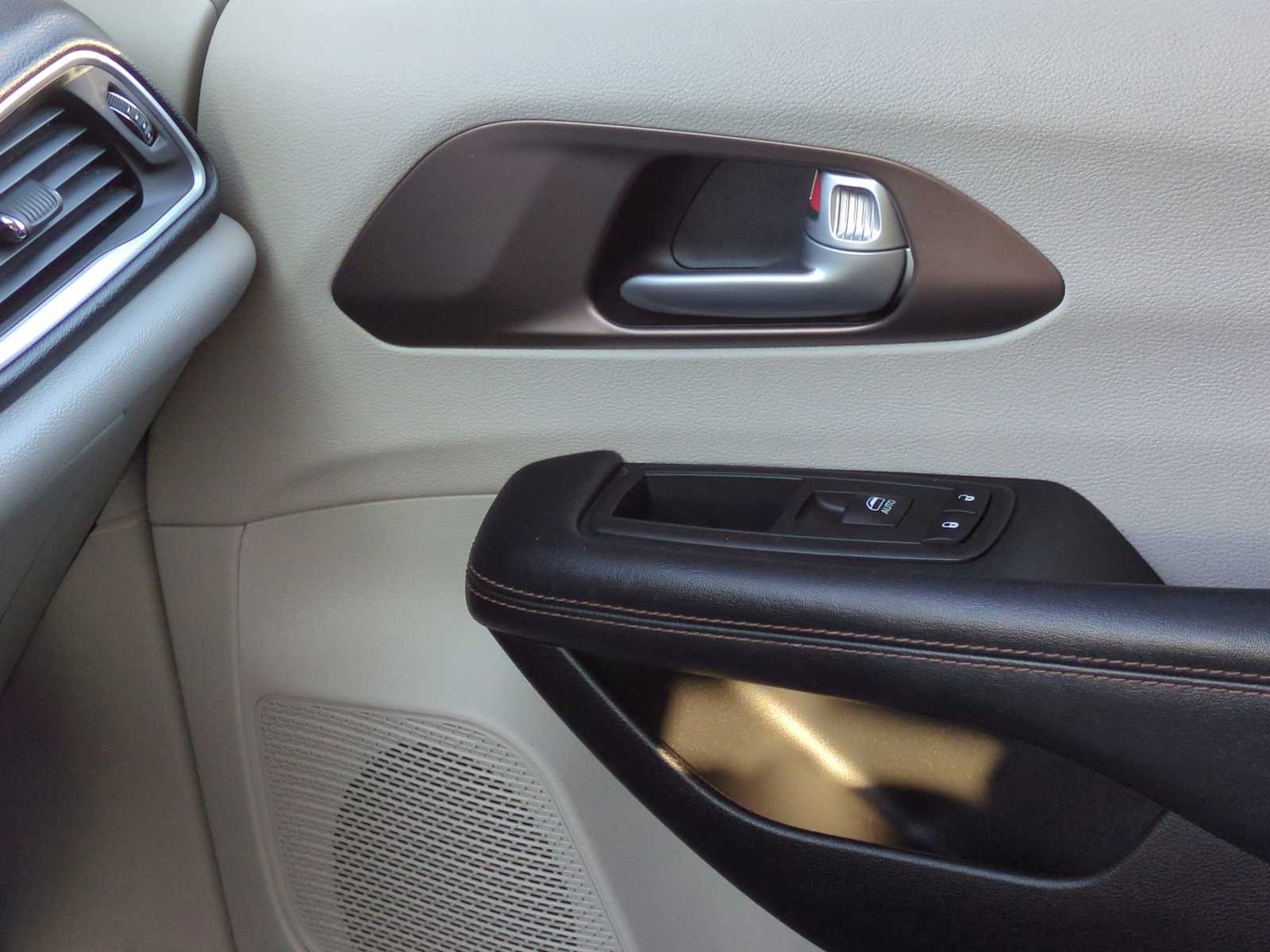 Thumbnail: 2017 Chrysler Pacifica - 39