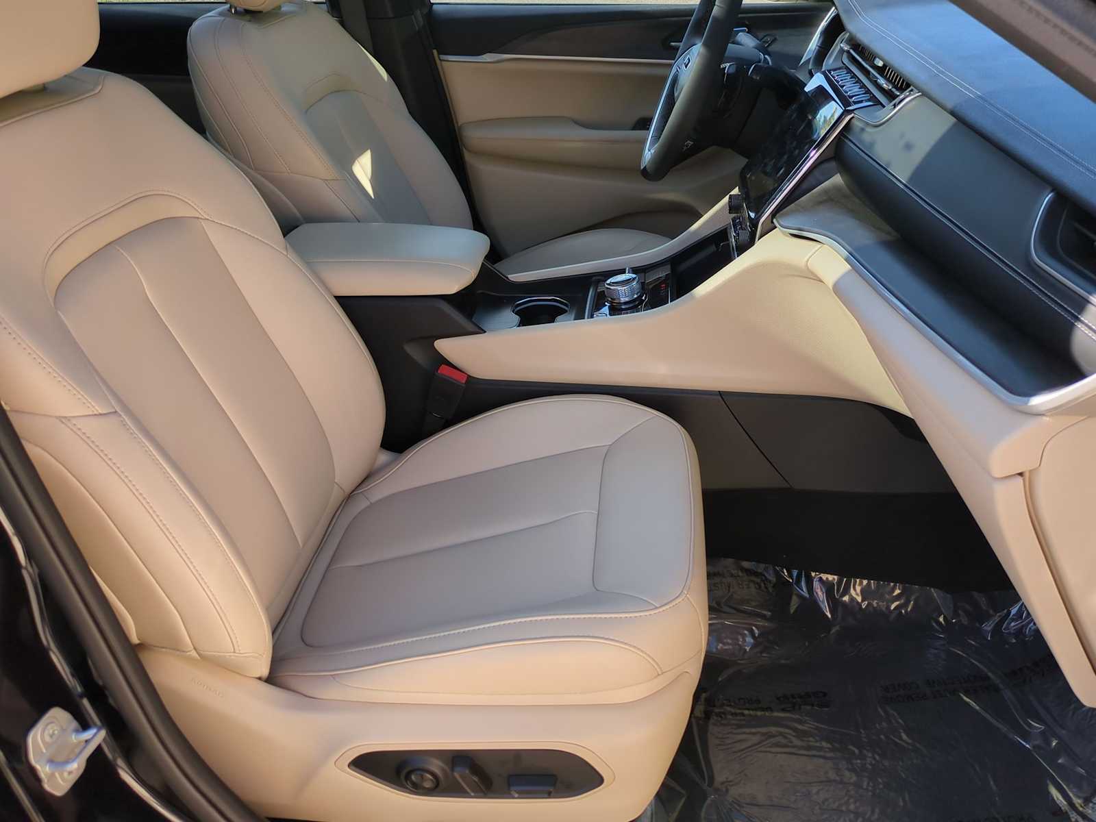 Thumbnail: 2024 Jeep Grand Cherokee - 24