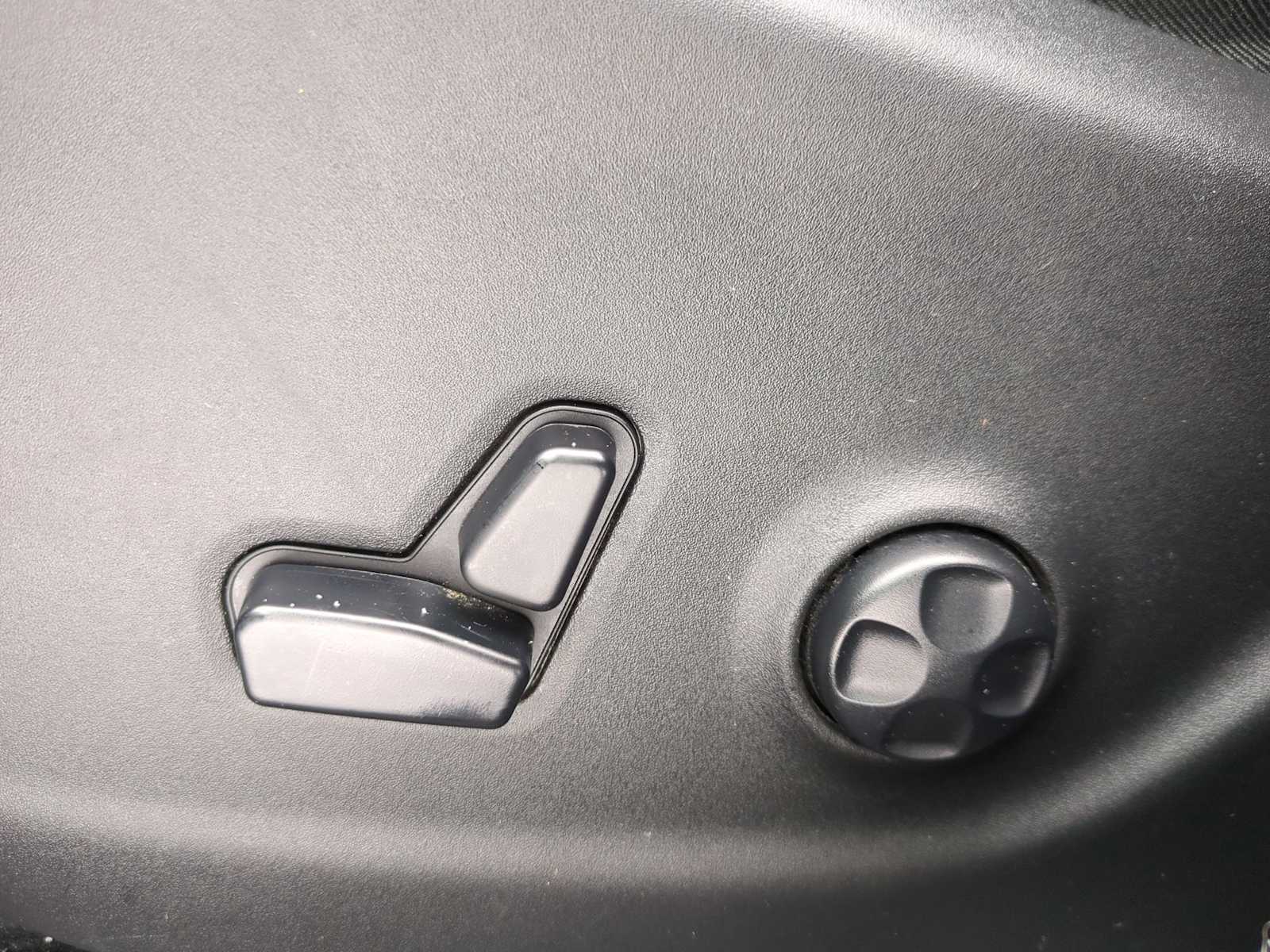 Thumbnail: 2019 Jeep Cherokee - 18