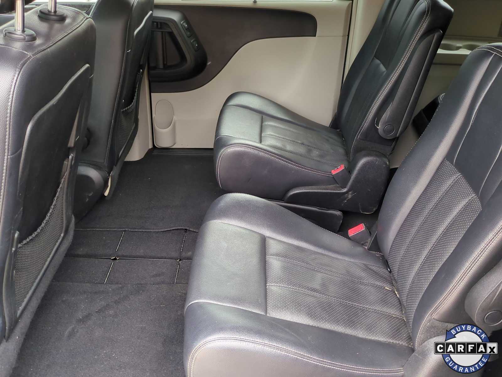 Thumbnail: 2013 Chrysler Town & Country - 21