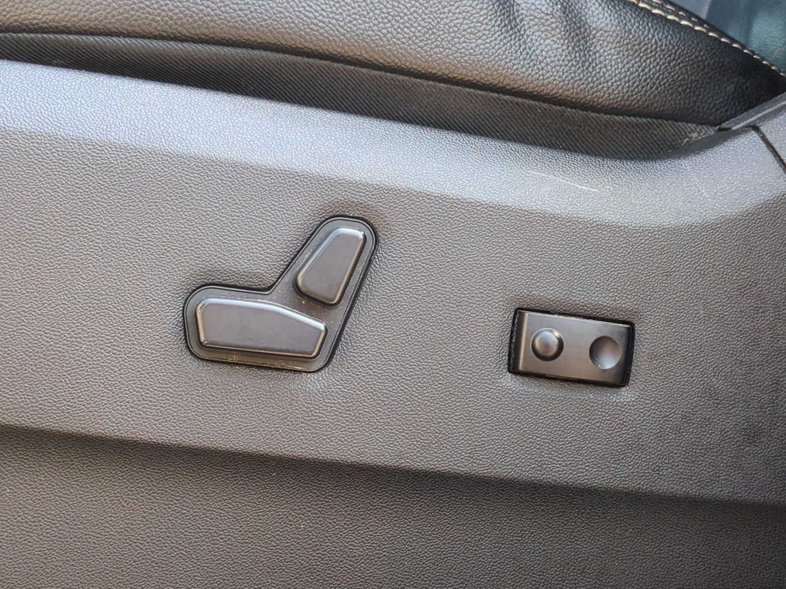 Thumbnail: 2015 Chrysler Town & Country - 18