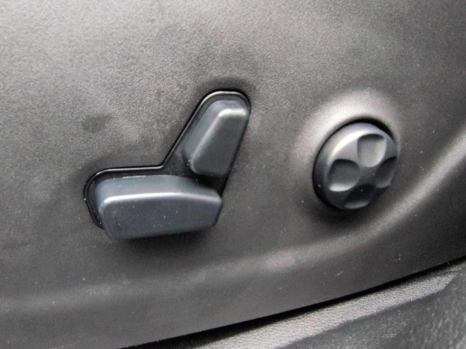 Thumbnail: 2019 Jeep Cherokee - 18