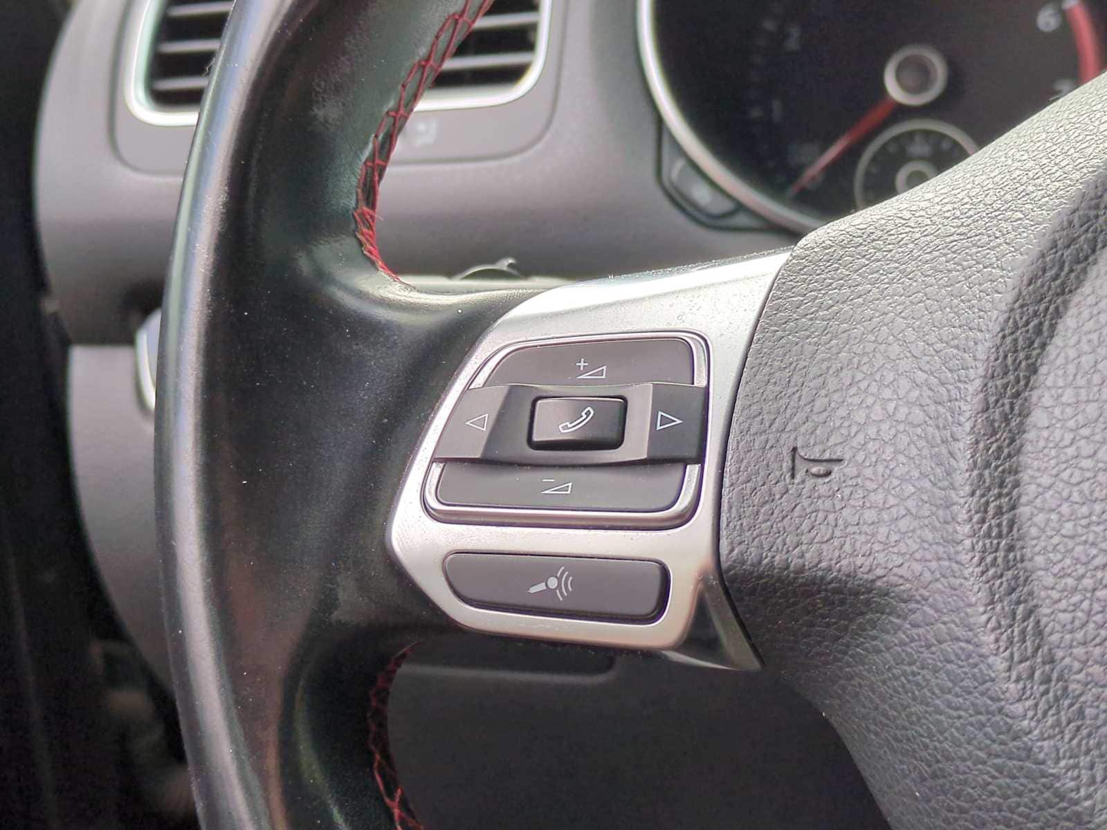 Thumbnail: 2011 Volkswagen Golf - 24