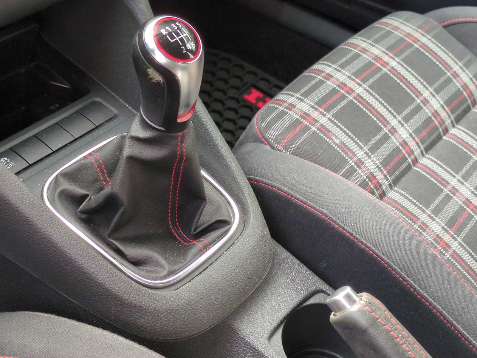 Thumbnail: 2011 Volkswagen Golf - 33