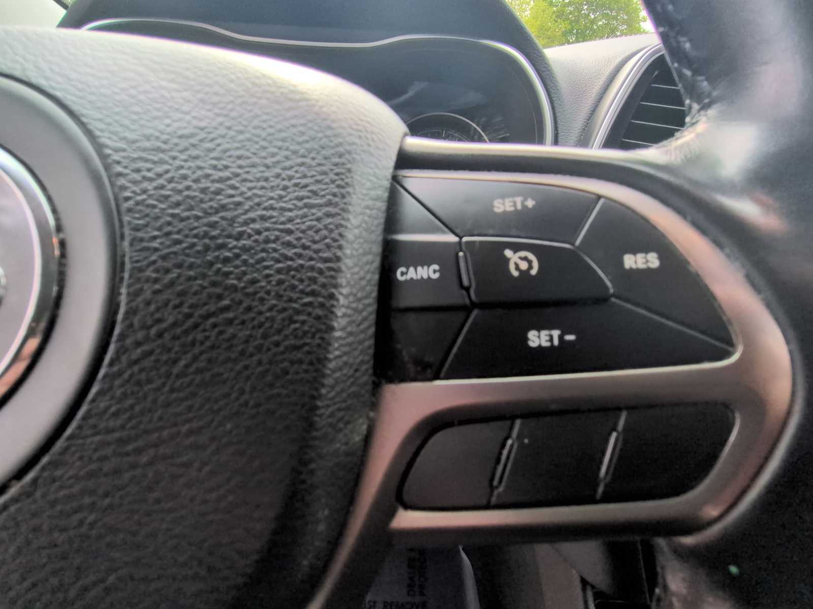 Thumbnail: 2020 Jeep Cherokee - 25