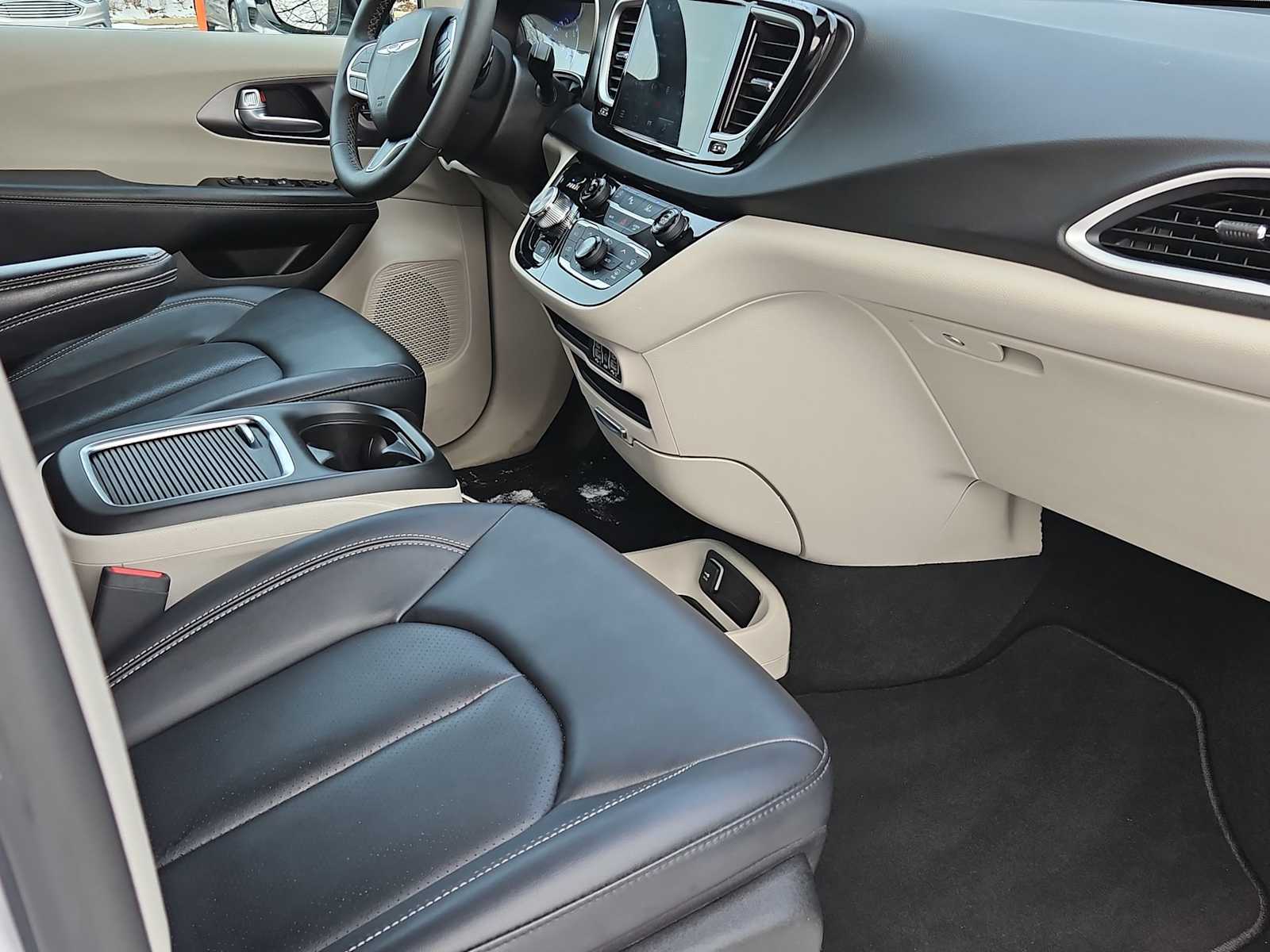 Thumbnail: 2024 Chrysler Pacifica - 27