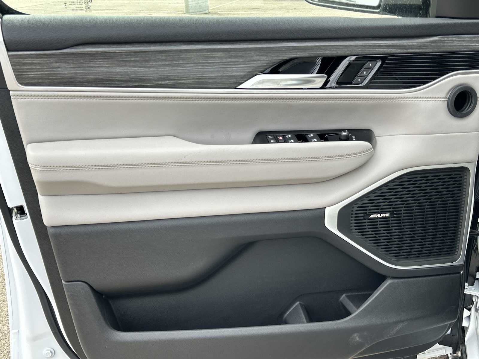 Thumbnail: 2023 Jeep Wagoneer - 10